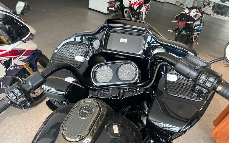 2022 HARLEY DAVIDSON CVO Road Glide 实拍图 1