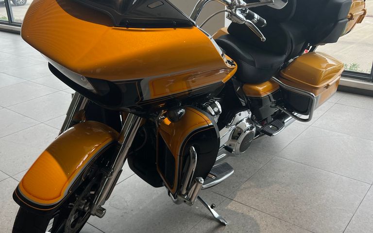 2022 HARLEY DAVIDSON Road Glide Limited CVO 实拍图 1
