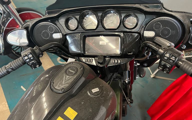 2022 HARLEY DAVIDSON CVO STREET GLIDE 实拍图 1