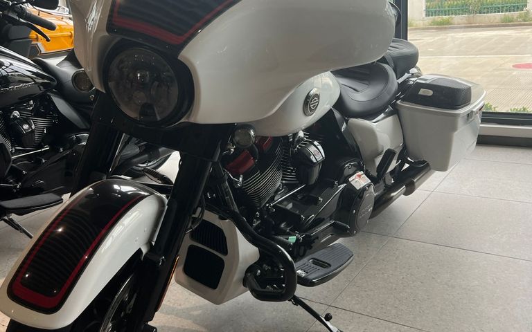 2021 HARLEY DAVIDSON STREET GLIDE CVO 实拍图 1