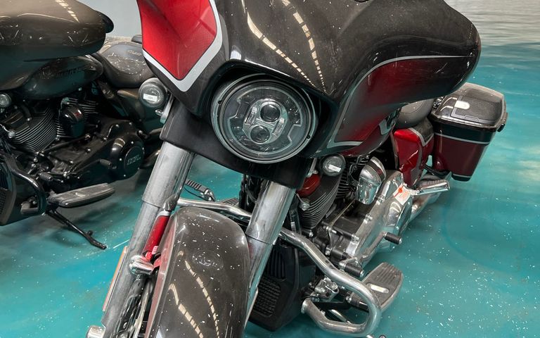 2021 HARLEY DAVIDSON STREET GLIDE CVO 实拍图 1