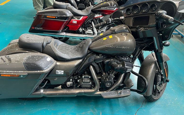 2021 HARLEY DAVIDSON STREET GLIDE CVO 实拍图 1